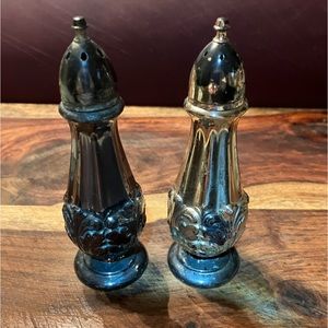 Vintage metal salt and pepper shakers WB 52